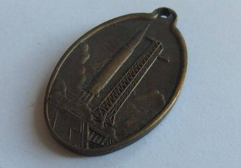 A VINTAGE SPACE EXPLORATION KEY RING DANGLE - FROM USA - RARE IN SA