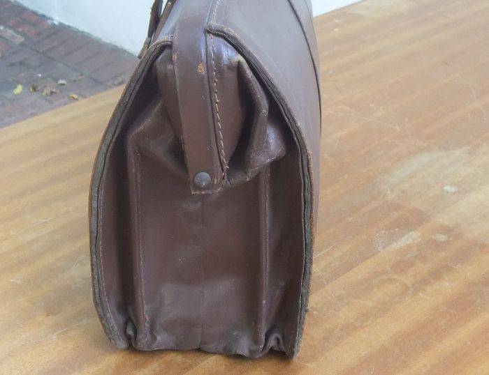 NICE FIND !! A VINTAGE GENUINE LEATHER SATCHEL OR BRIEF CASE ... OLD SCHOOL QUALITY !!