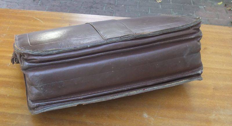 NICE FIND !! A VINTAGE GENUINE LEATHER SATCHEL OR BRIEF CASE ... OLD SCHOOL QUALITY !!