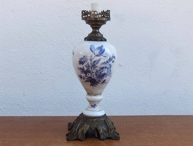 A CLASSY OLD LOOKING PORCELAIN AND METAL LAMP BASE WITH BLUE AND WHITE DETAIL ...CLASSIC !!