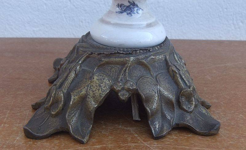 A CLASSY OLD LOOKING PORCELAIN AND METAL LAMP BASE WITH BLUE AND WHITE DETAIL ...CLASSIC !!