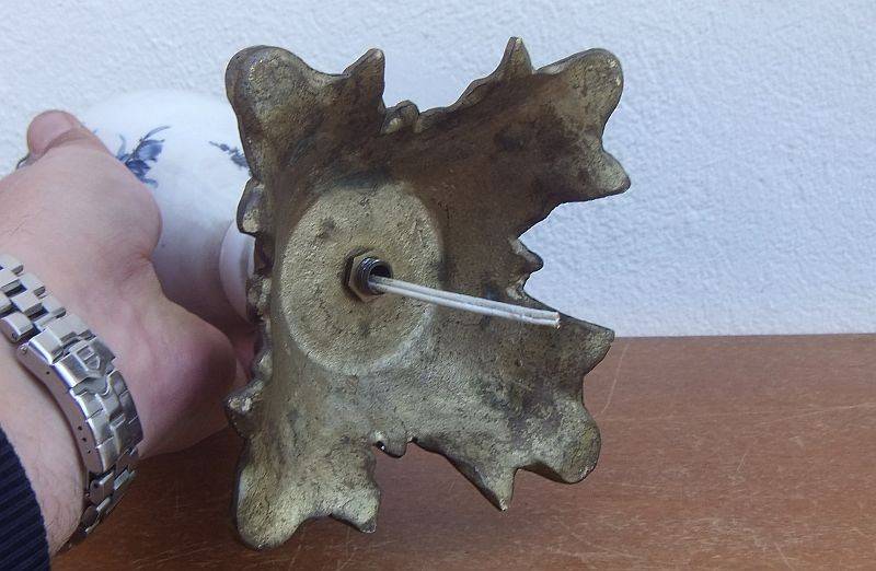 A CLASSY OLD LOOKING PORCELAIN AND METAL LAMP BASE WITH BLUE AND WHITE DETAIL ...CLASSIC !!