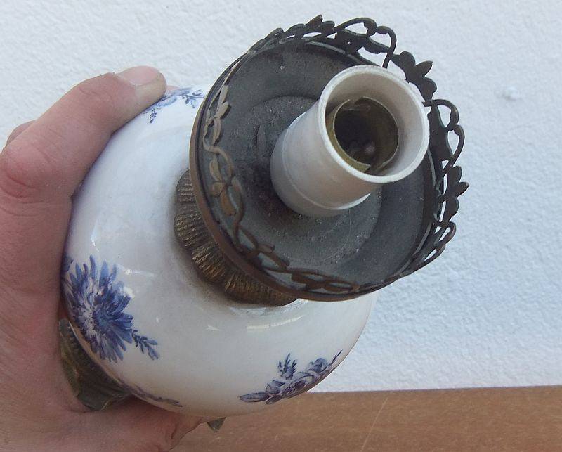 A CLASSY OLD LOOKING PORCELAIN AND METAL LAMP BASE WITH BLUE AND WHITE DETAIL ...CLASSIC !!