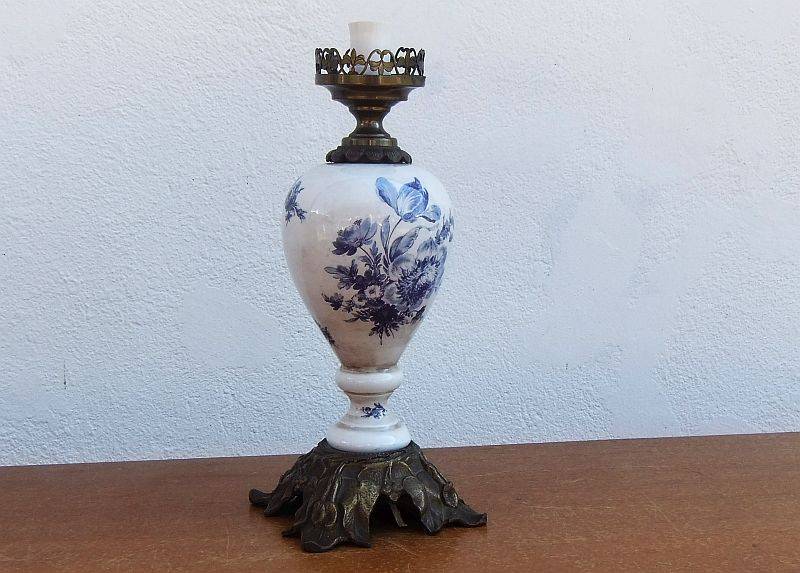 A CLASSY OLD LOOKING PORCELAIN AND METAL LAMP BASE WITH BLUE AND WHITE DETAIL ...CLASSIC !!