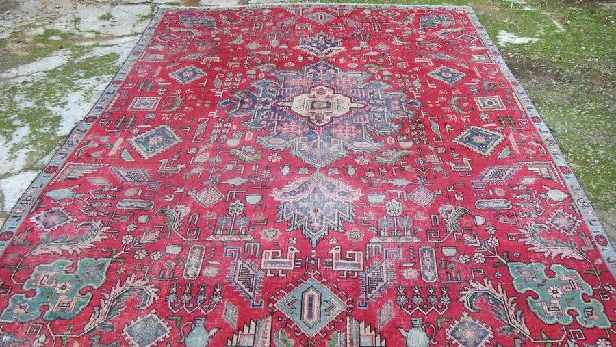 A STUNNING OLD GENUINE PERSIAN RUG / CARPET WITH INTRICATE DESIGN