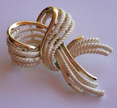 VINTAGE DESIGNER BROOCH BY CORO - NEEDS A TOUCH UP / TIPPEX