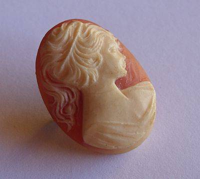 VINTAGE BROOCH - FAUX CAMEO