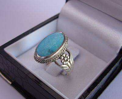 A BREATHTAKING STERLING SILVER RING SET WITH TURQUOISE