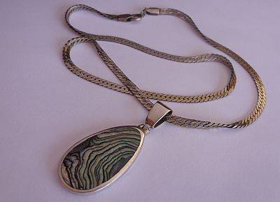 A LOVELY ITALIAN STERLING SILVER NECKLACE WITH AN ABALONE / SHELL INLAID STERLING SILVER PENDANT !!!