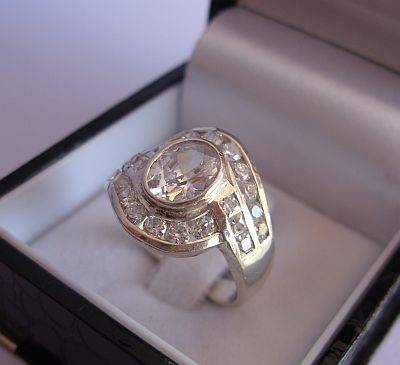A FACETED CZ SET STERLING SILVER RING - TESTED
