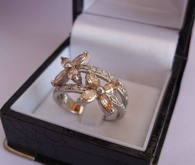 A VERY PRETTY STERLING SILVER RING WITH FLOWER MOTIF - LOOKS LIKE FACETED CITRINE