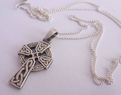 A STERLING SILVER NECKLACE WITH A STERLING SILVER PENDANT - CELTIC CROSS