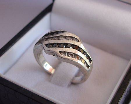 A STUNNING SOLID STERLING SILVER RING SET WITH BLACK & CLEAR FACETED STONES !!!!