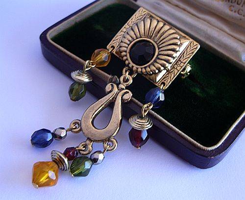 VINTAGE BROOCH - DANGLING " GEMS "
