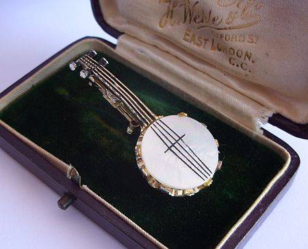 VINTAGE BROOCH - BANJO