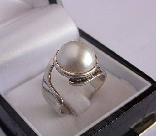 A VERY CLASSY SOLID STERLING SILVER RING SET WITH A BEAUTIFUL PEARL