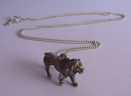 A BRAND NEW STERLING SILVER NECKLACE WITH A VINTAGE STERLING SILVER LION PENDANT