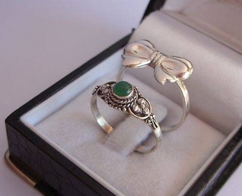 A DASHING DUO !! TWO STERLING SILVER RINGS !! ONE WITH A GREEN CABOCHON GEM & A BOW !!