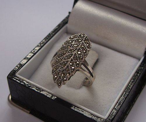 A TIMELESS LEAF FORM STERLING SILVER RING SET WITH LOTS OF MARCASITE !!!