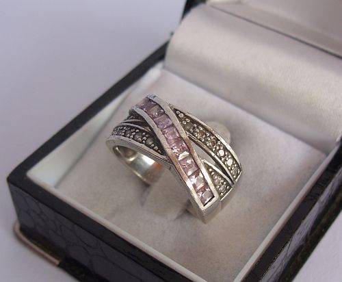 AN AMAZING SOLID STERLING SILVER RING SET WITH FACETED PINK & CLEAR STONES !!! MY PRECIOUS !!!