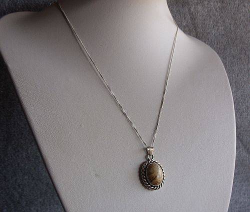 A LOVELY STERLING SILVER NECKLACE WITH A DETAILED CABOCHON GEM SET STERLING SILVER PENDANT !!!!