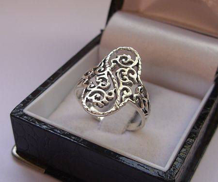 AN INTRICATELY DETAILED WIDE STERLING SILVER RING WITH GREAT DETAIL !!!