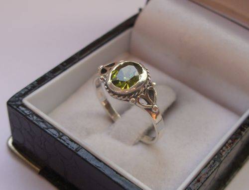 A LOVELY STERLING SILVER RING SET WITH AN EYE CATCHING FACETED GREEN STONE !!! TAKE IT !