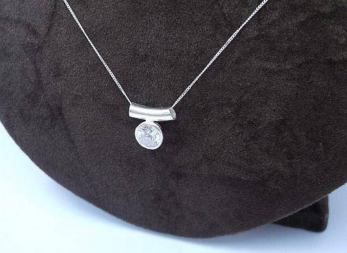 AN ELEGANT STERLING SILVER NECKLACE AND PENDANT SET WITH A FACETED CLEAR STONE ...PRAGTIG !!!