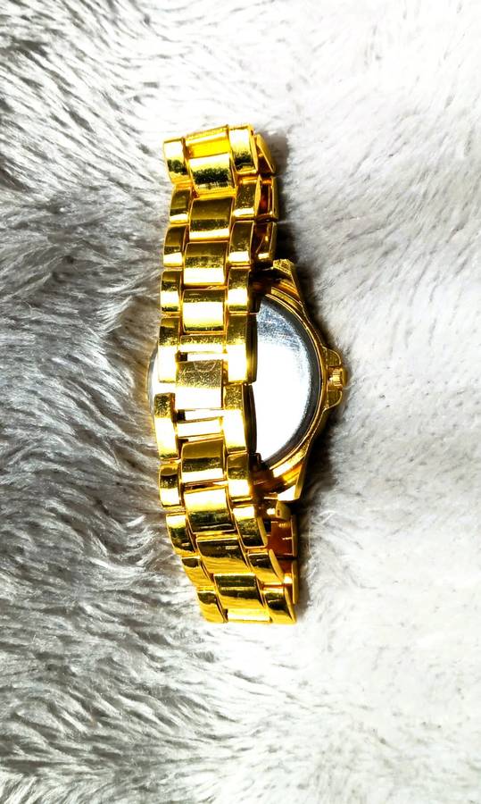 GOLDEN WATCH ENHANCHED WITH BEAUTIFUL DIAMOND LIKE STONES