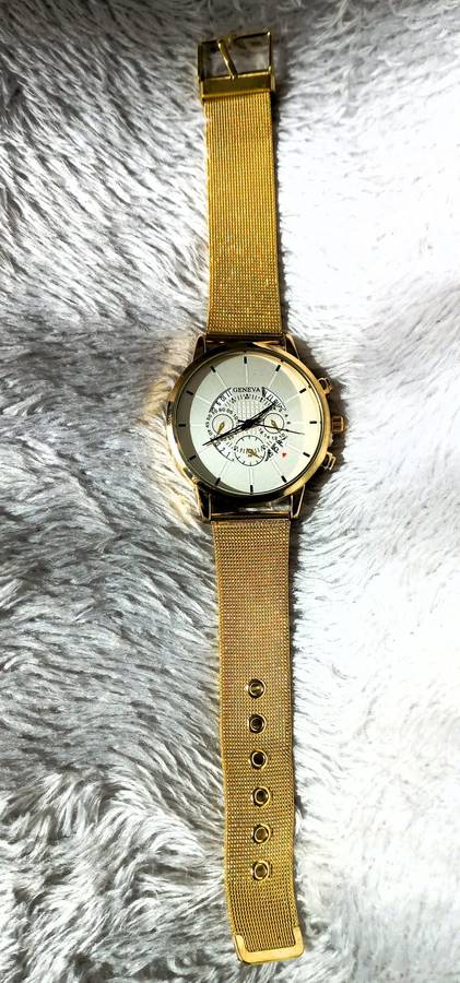 GOLDEN WATCH ENHANCHED WITH BEAUTIFUL DIAMOND LIKE STONES