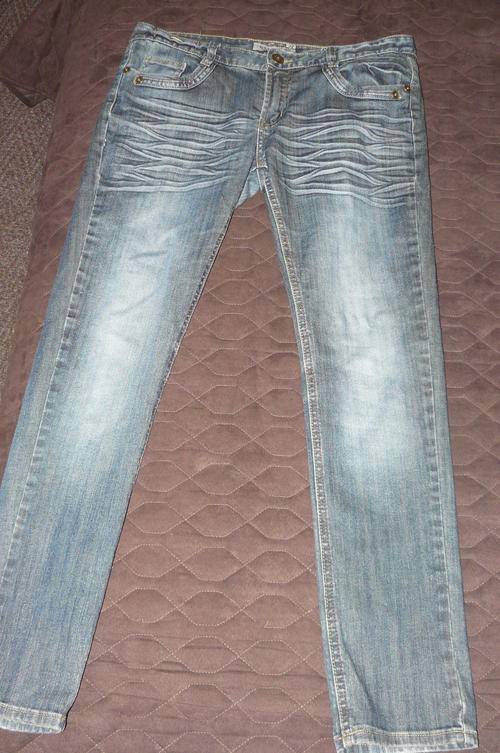 Ladies distressed look skinny jeans - size 32 (big cut, will fit 34)