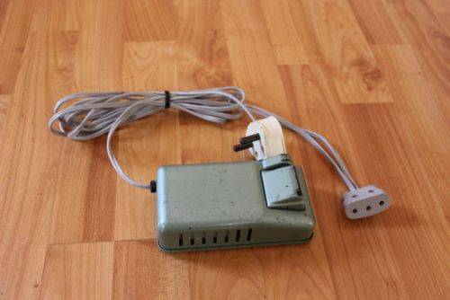 Model 99k Electric Singer Sewing Machine complete in carrying case