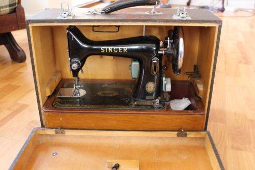 Model 99k Electric Singer Sewing Machine complete in carrying case