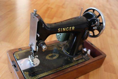 Model 99k Electric Singer Sewing Machine complete in carrying case