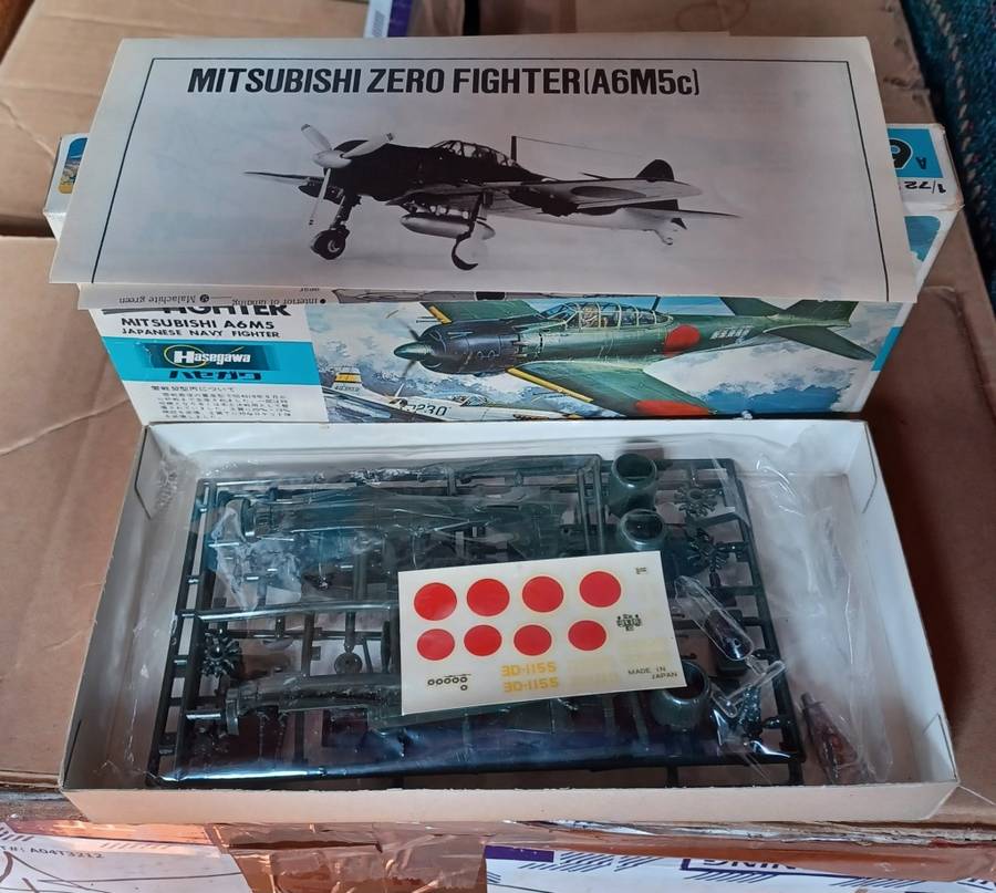 Zero Fighter ~ Mitsubishi A6M5 ~ Plastic  Kit ~ 1:72 scale