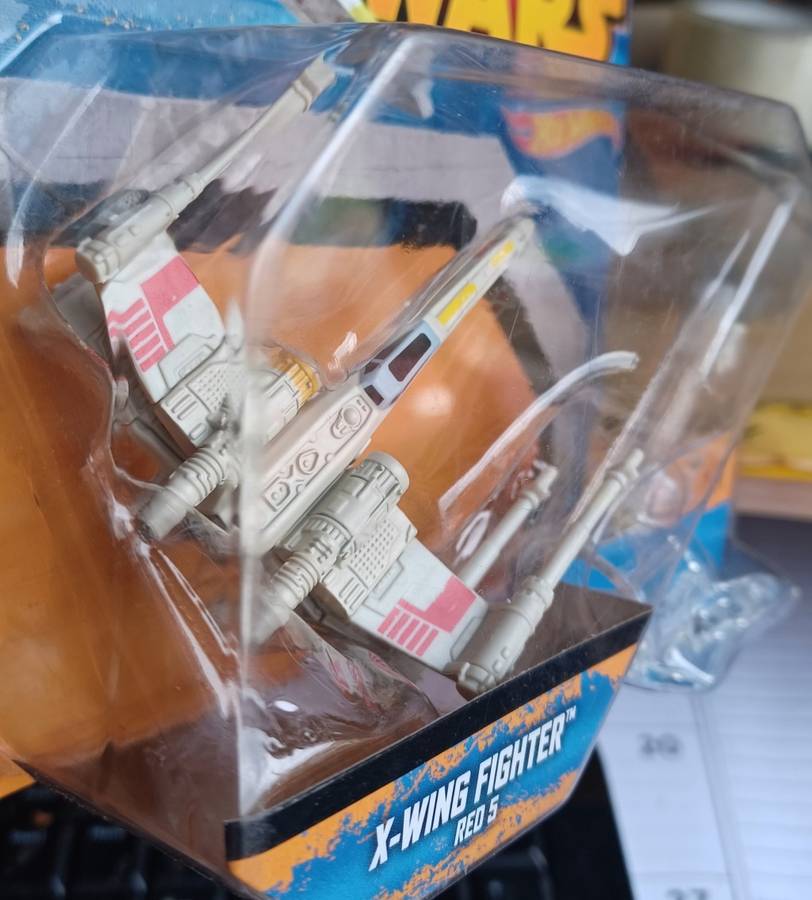 Hotwheels ~ Star Wars ~ x-Wing Fighter Red 5 ~ Carded