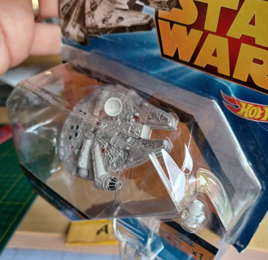 Hotwheels ~ Star Wars ~ Millennium Falcon ~ Carded