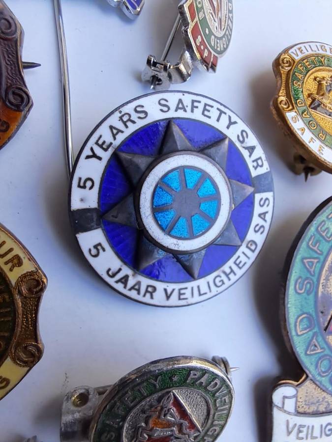 S.A R. Railway 5-Year Safety badge (sterling silver hallmarking) + 9 x SA Road Safety pin badges