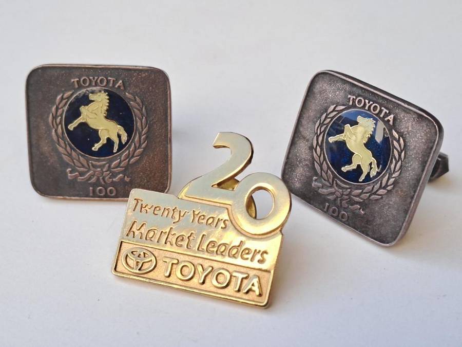 Toyota SA  Rare South African Toyota prancing horse cufflinks plus a 1981 20th Anniversary badge