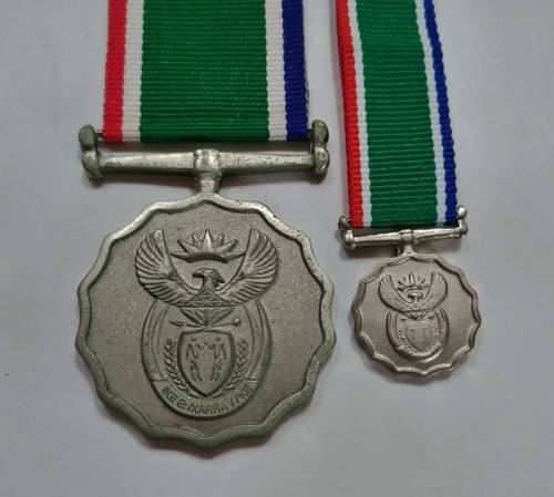 ## Long Service/Vir Troue Diens Medal - Full Size No 18759 with Miniature ##