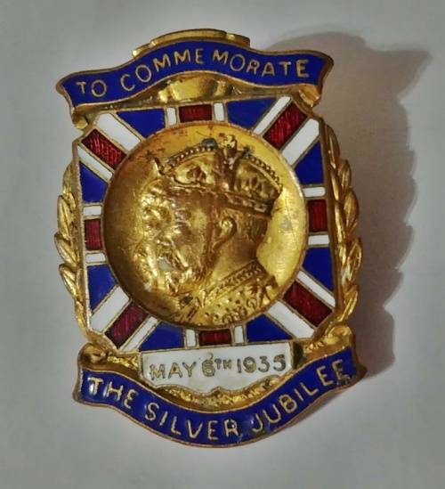 ## 1935 Royal Silver Jubilee Brooch ** Missing Pin ##