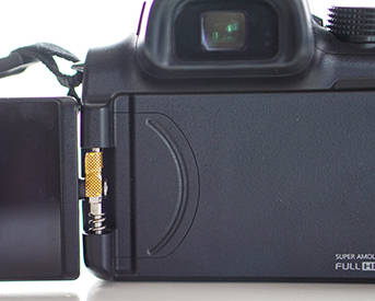 Samsung NX30 Mirrorless Camera + 30mm f/2 lens. Boxed. 4 Batteries and External Charger.