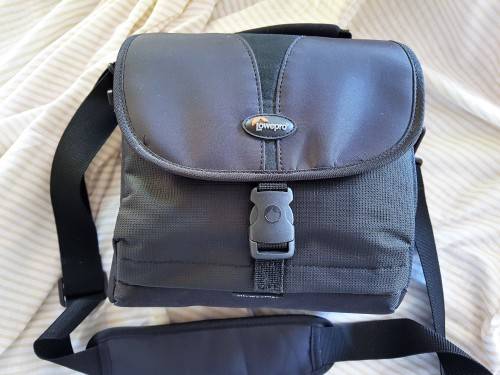 LOWEPRO CAMERA BAG (BLACK)