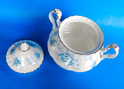 Royal Albert " Windsor Rose " Two Handled Lidded Sugar Bowl - Made In England