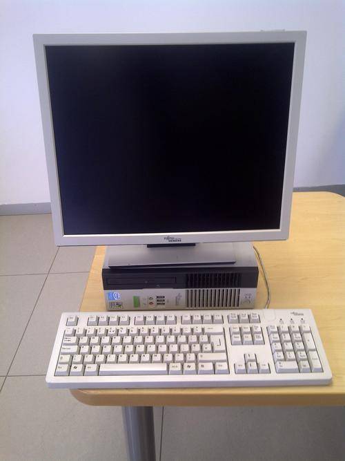 FUJITSU SIEMANS PC + 17" LCD MONITOR