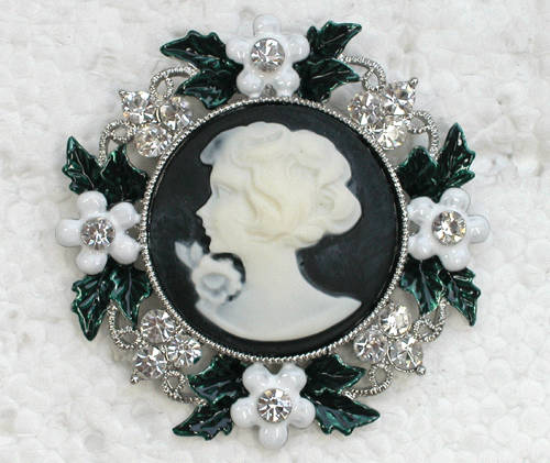 *** BEAUTIFUL CAMEO SWAROVSKI CRYSTALS BROOCH ***