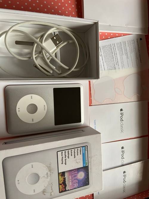 Silver iPod Classic 160GB 7th generation Great condition *box and papers*