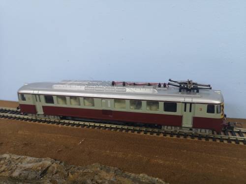 Lima Suburban train set in SAR colours