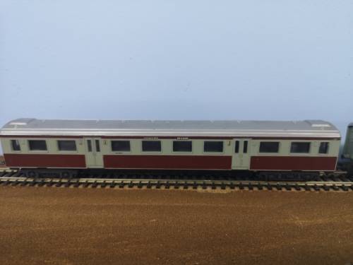 Lima Suburban train set in SAR colours