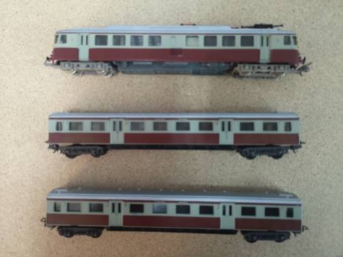 Lima Suburban train set in SAR colours